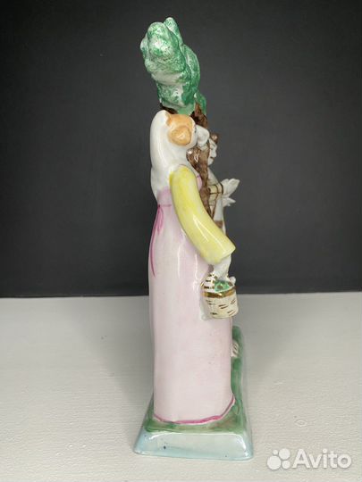 Фарфоровая статуэтка Барышня -крестьянка