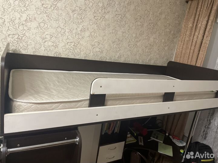 Детская кровать чердак со столом и шкафом