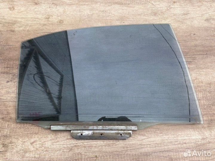 Стекло двери заднее правое Toyota Avensis ZZT251