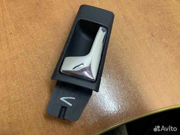 Ручка внутренняя передняя левая Ауди 100/А6 С4