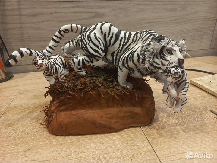 Тигрица. Подставка для телефона