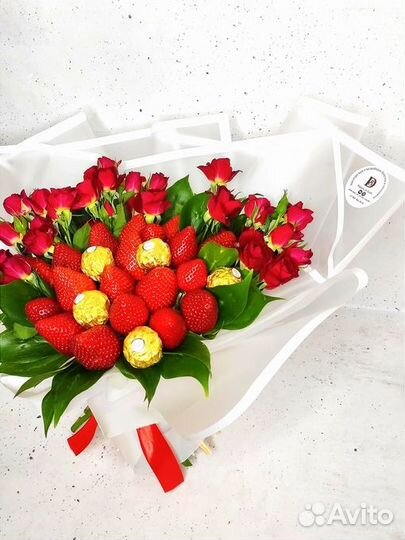 Роскошный букет из клубники и роз. Подарок девушке