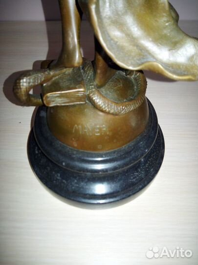 Бронзовая статуэтка