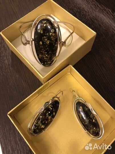 Комплект с зелёным янтарём в мельхиоре