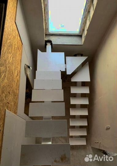 Облицовка лестничного металлокаркаса деревом