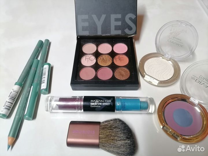 Косметика блеск для губ, тени