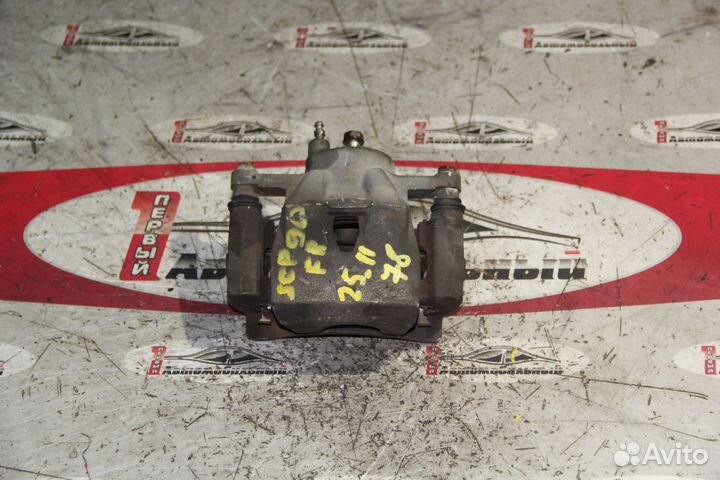 Суппорт перед право c Toyota Vitz SCP90 2SZ-FE