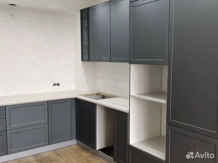 Угловая серая кухня