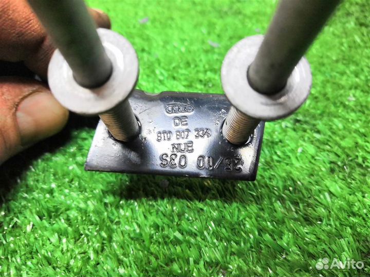 Кронштейн усилителя переднего бампера правый Audi