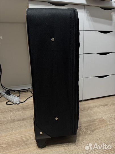 Чемодан черный на колесиках