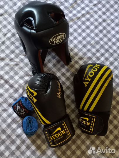 Боксерские перчатки и защитный шлем