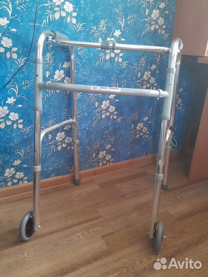 Стул туалет и ходунки для пожилого человека