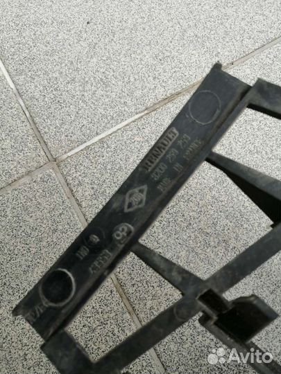 Решетка переднего бампера Renault Modus (04)