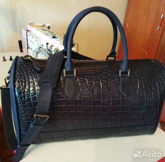 Швея кожаных сумок