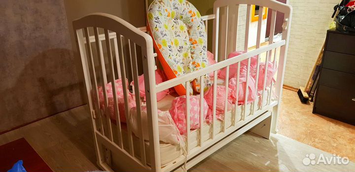 Детская кроватка с маятником