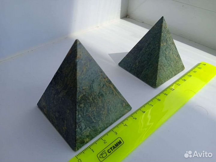 Пирамидки из натурального камня змеевик