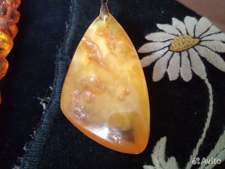 Янтарные бусы и кулон