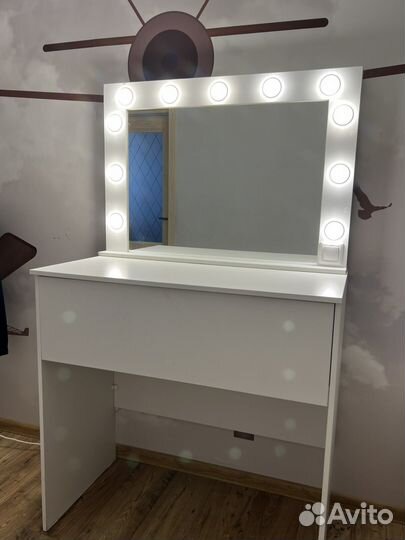Гримерный стол с зеркалом и подсветкой