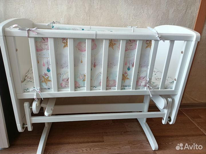 Детская кроватка колыбель с маятником