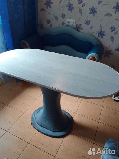 Кухонный стол и диван б.у