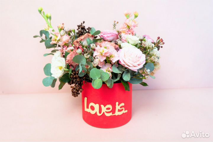 Композиция из цветов в коробке