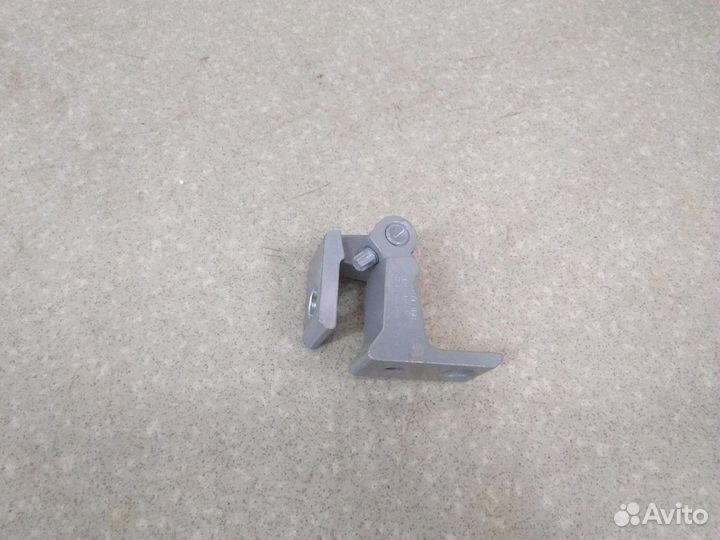 Петля двери задней правой нижняя Skoda Octavia (A7