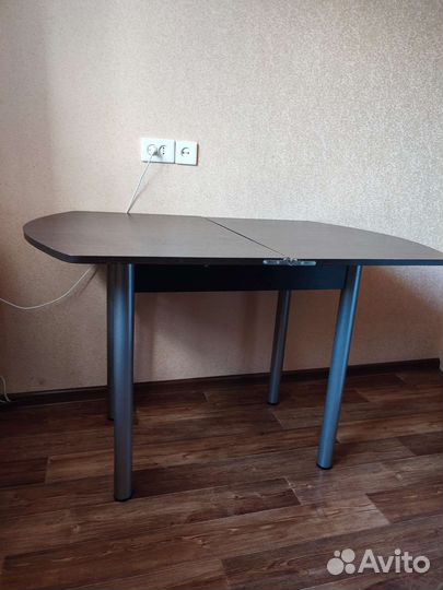 Кухонный стол раскладной и табуретки