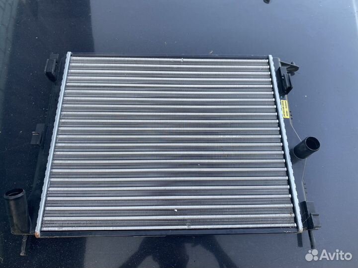 Радиатор охлаждения на LADA largus
