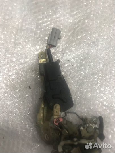 Замок двери задний левый Toyota Corolla Ceres