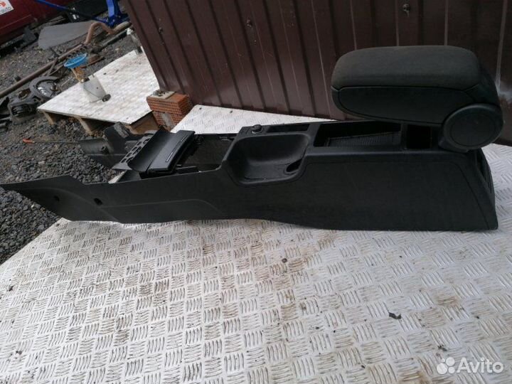 Консоль подлокотник Audi A3 8PA 1.4 caxc 2010