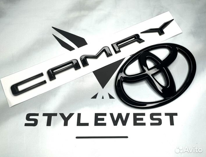 Черные шильдики на багажник camry
