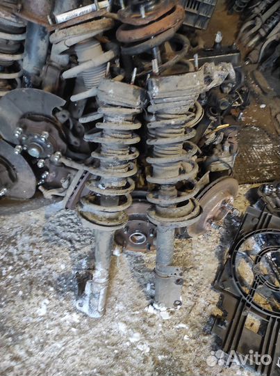 Стойка,суппорт,кулак для тойота Карина e