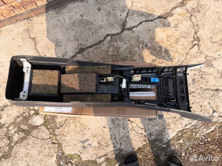 Продам Бардачок между сиденьями Toyota Crown