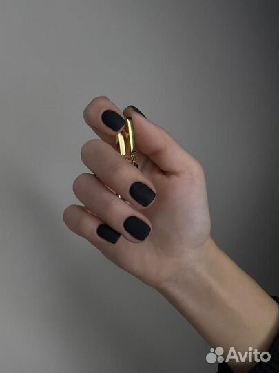 Модель на маникюр с покрытием гель-лак