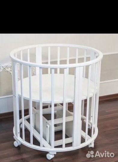 Детская кроватка с маятником