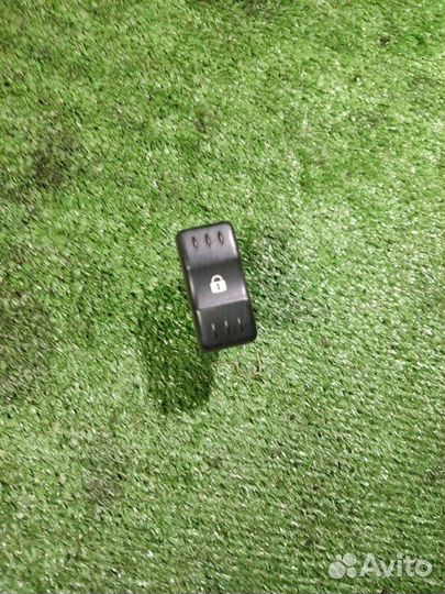 Кнопка центрального замка Renault Logan