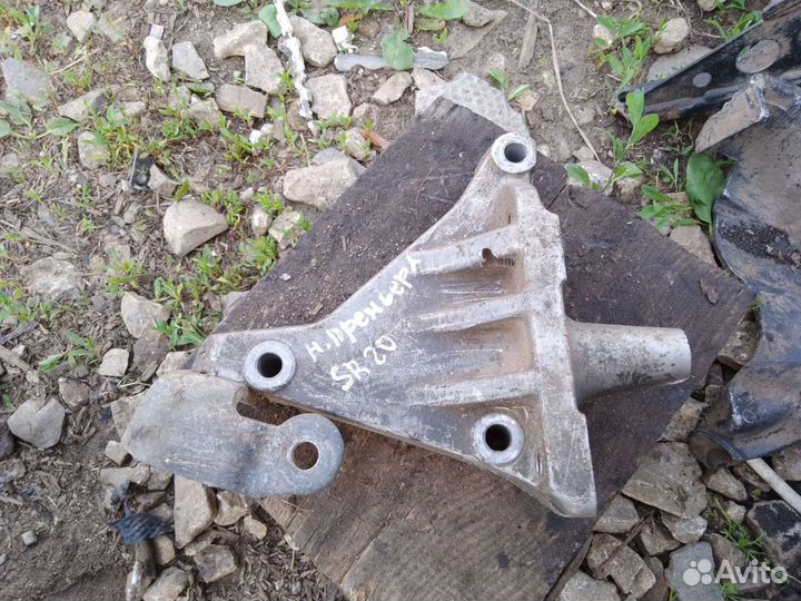 Кронштейн двигателя правый Nissan Primera SR 20