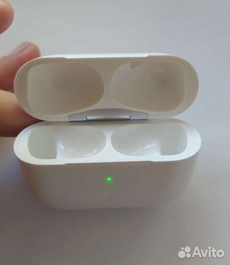 Кейс Apple для AirPods