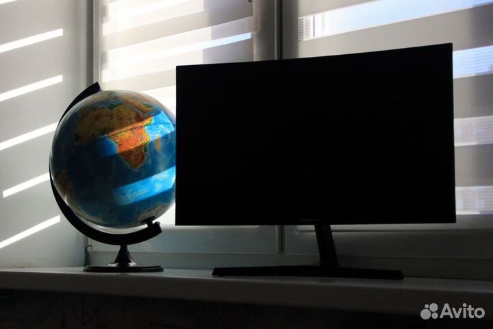 Монитор Samsung C24F396FHI