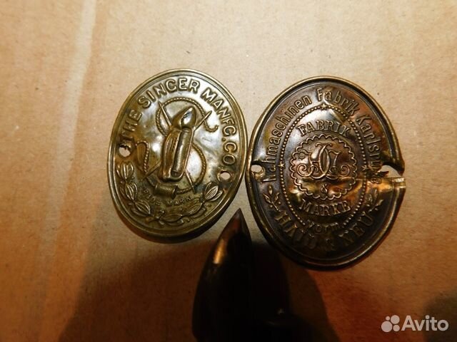 2 латунные шильды от старинных швей машин Зингер и