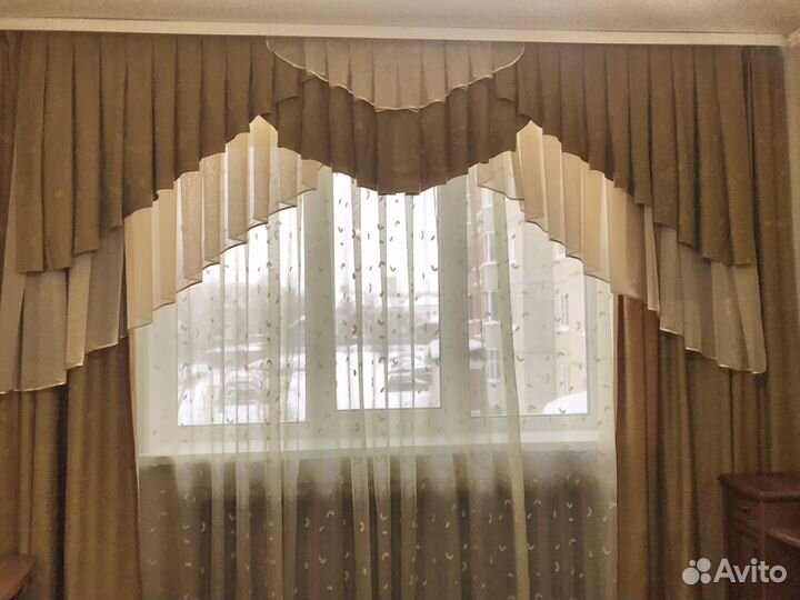 Шторы для зала с ламбрекеном и подхватами