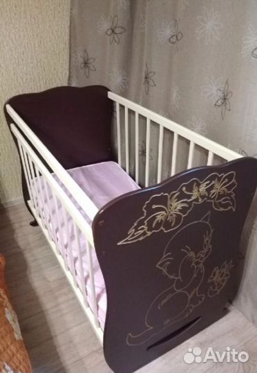 Детская кроватка с маятником