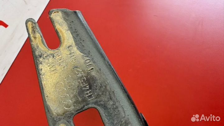 Петля крышки багажника левая Audi A6 C6 AUK 3.2