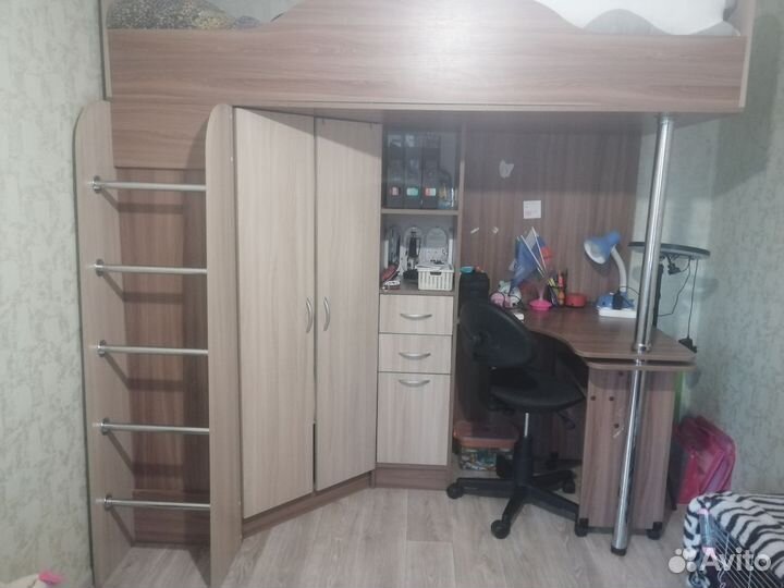 Детская кровать чердак со столом и шкафом