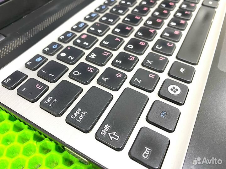 Ноутбук Samsung Core i3/8Gb/SSD/GeForce GT 520MX