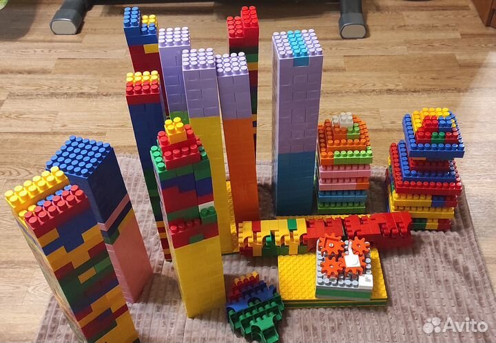 Конструктор очень много деталей и транспорта