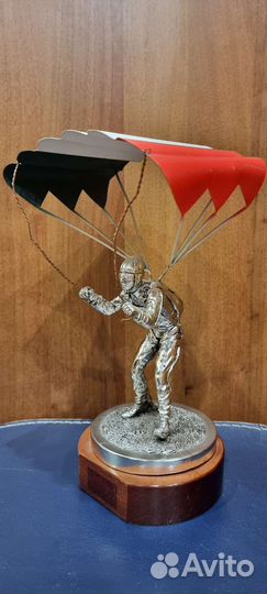 Большая фигурка парашютиста