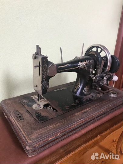 Старинная швейная машина для интерьера