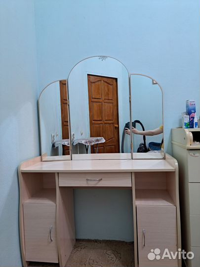 Трюмо с зеркалом