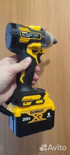 Аккумуляторный ударный гайковерт Dewalt